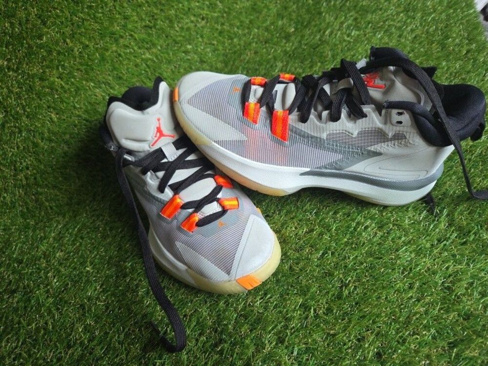 Jordan basketball shoes in size Y 5.5  orange and gray